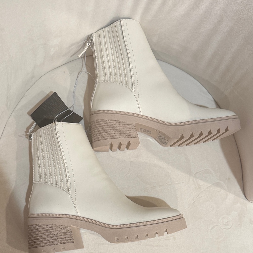 NWT. Elegant Cream Ankle Boots - Picture 4 of 5